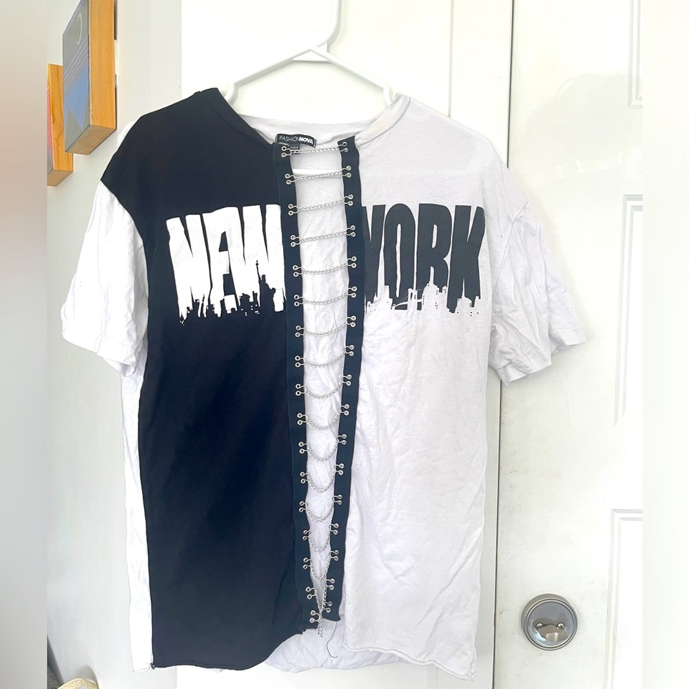#22 New York graphic black and white t-shirt with split middle and chains